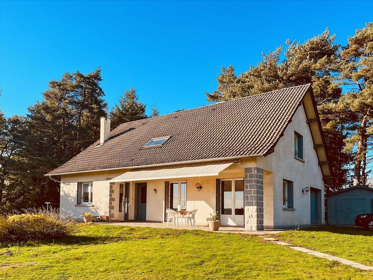 Four-Bedroom House in Lacapelle-Viescamp, Région d'Aurillac
