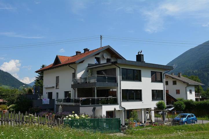 Ferienwohnung für 4 Personen, mit Balkon und Terrasse sowie Ausblick in Wenns