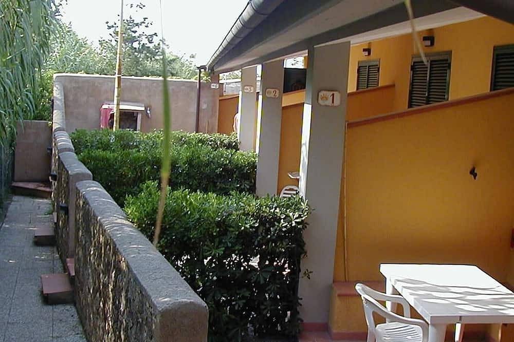 Ganze Wohnung, Zweizimmerwohnung mit Veranda & Garten, 50 m zum Meer – Feriendorf Sole e Mare in Nisporto, Riotorto