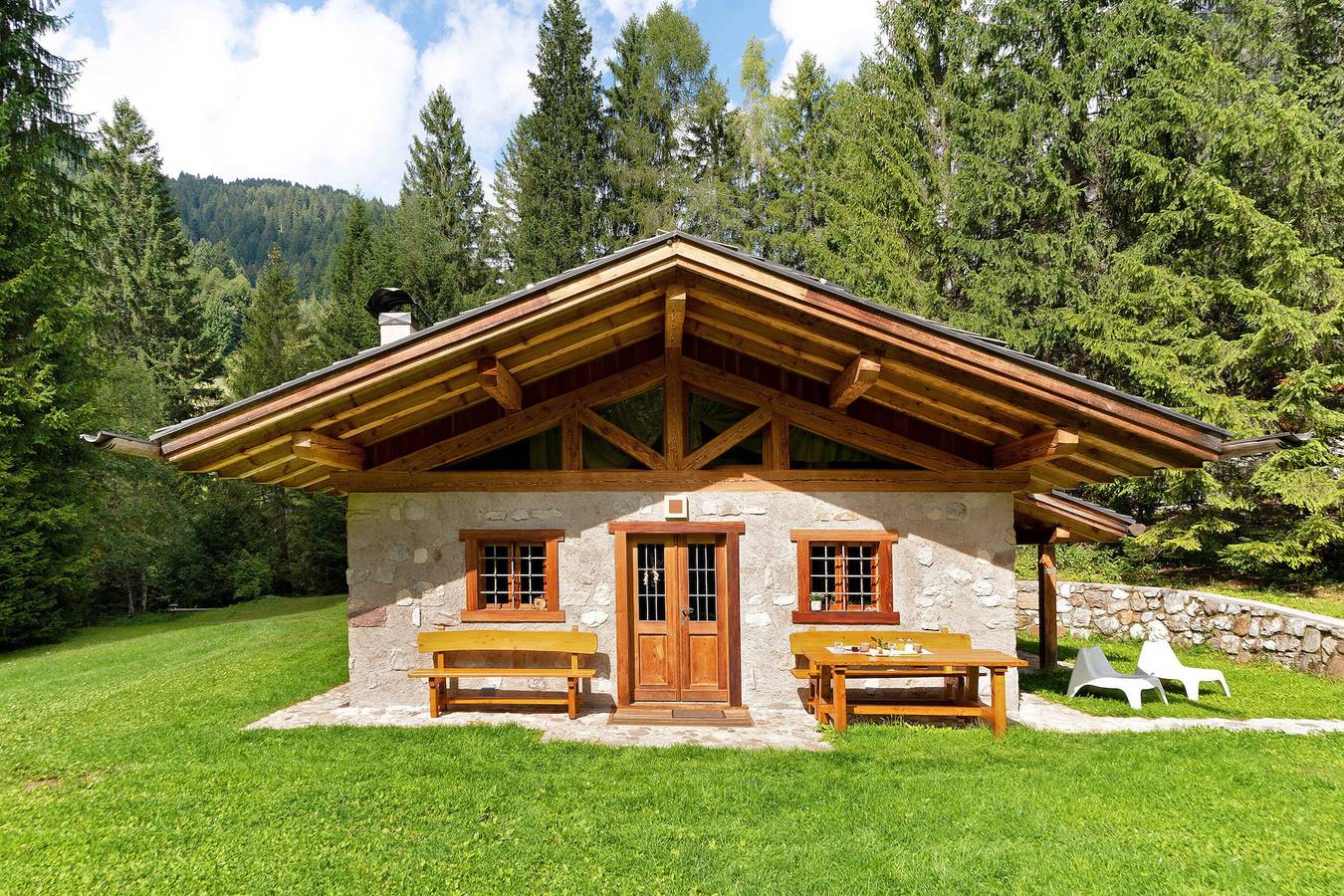 Chalet 'Valon - Alpine Hideaway' con vista sulle montagne e giardino privato in Comano Terme, Dolomiti di Brenta