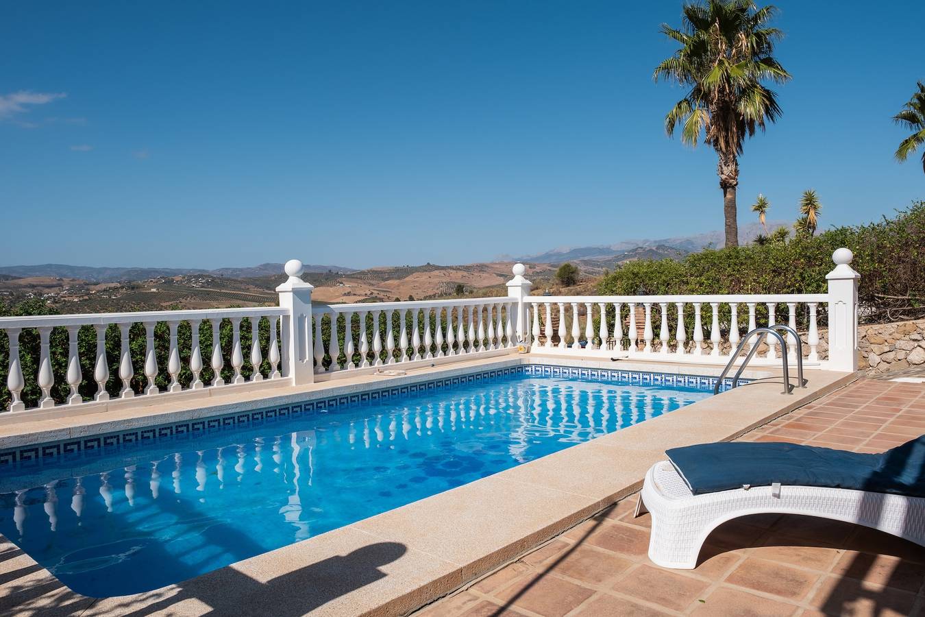 Villa "Puesta del Sol" con vistas al lago, piscina privada y Wi-Fi in Viñuela, Provincia de Málaga