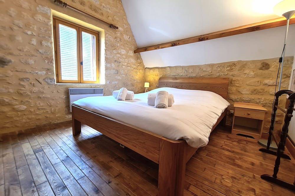 Lovely stone cottage set on the remparts of the village of Domme. in Domme, Périgord Noir