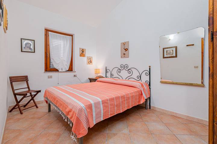 Casa vacanze 'Domus Dejana' con vista sulle montagne, terrazza privata e giardino privato in L'Alzoni, San Teodoro