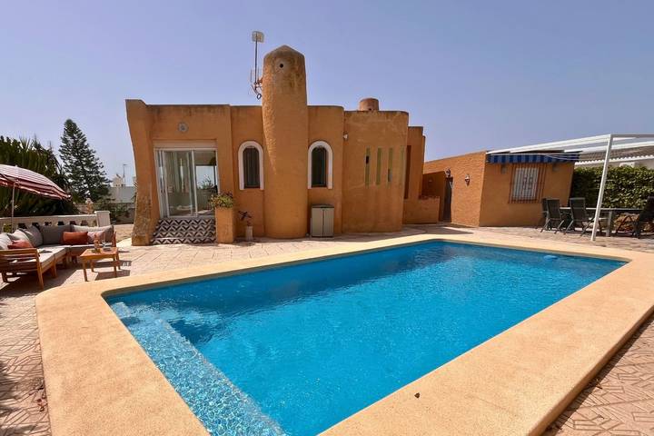 Villa pour 6 personnes, avec Terrasse ainsi que Jardin et Piscine