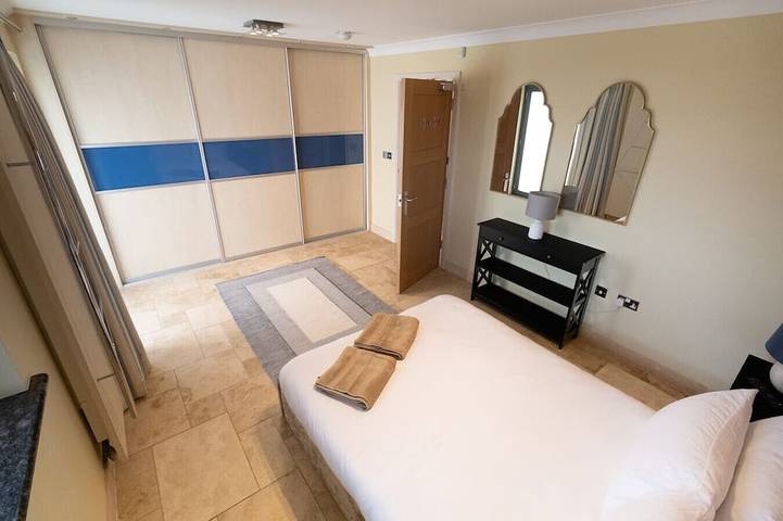 Modern 5-bed townhouse with balconies and free parking in Swansea, Swansea und Umgebung