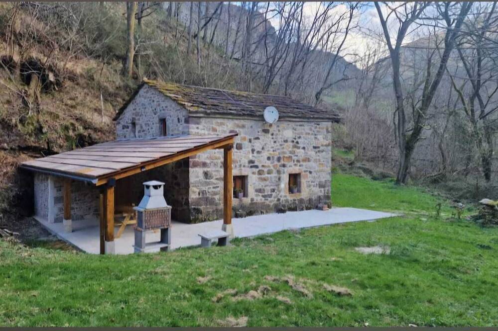 Cabaña del Río in La Pedrosa, San Roque de Riomiera