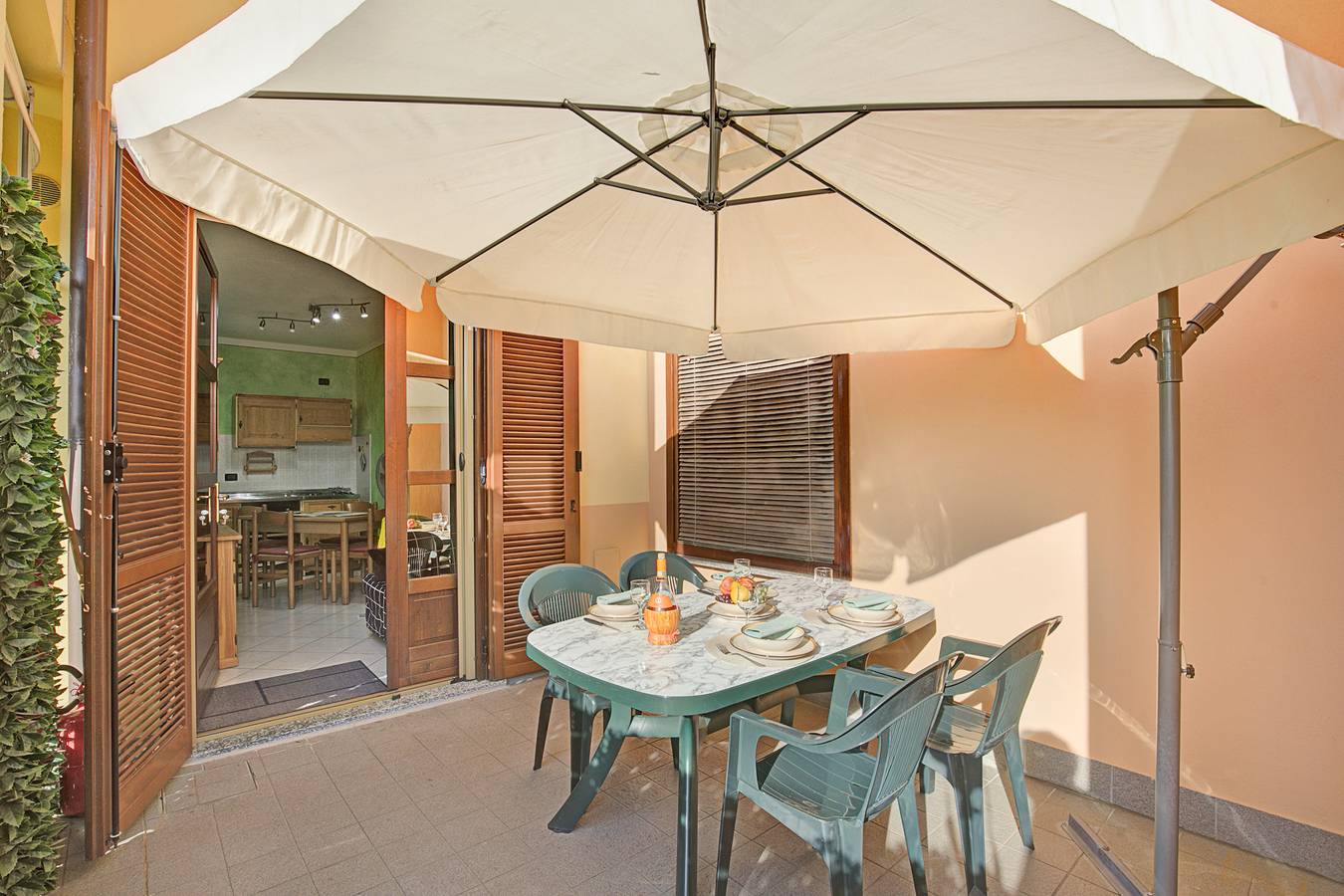 Ganze Wohnung, Holiday Sun Terrace private & shared pool in Puegnago sul Garda, Gardasee-Berge