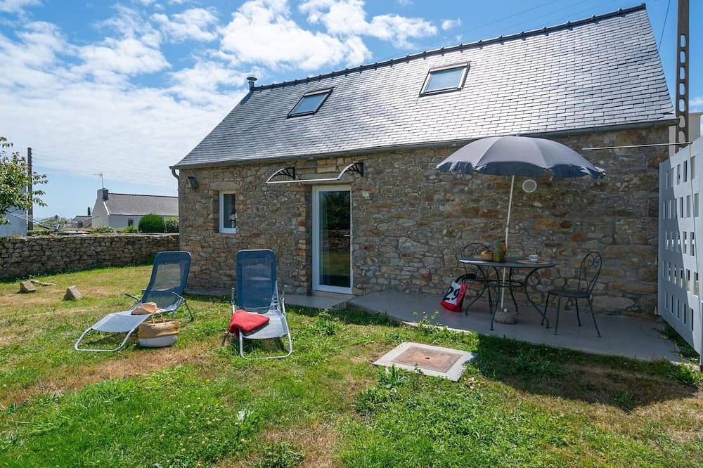 Wunderbares alleinstehendes Ferienhaus mit Tv, Terrasse, Haustiere erlaubt und Parkplatz in Pointe du Raz, Plogoff