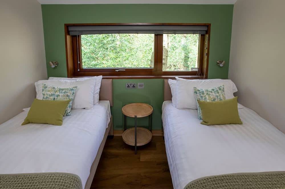Delamere Forest Golden Oak 2 doubles and 1 twin in Delamere, Cheshire West and Chester