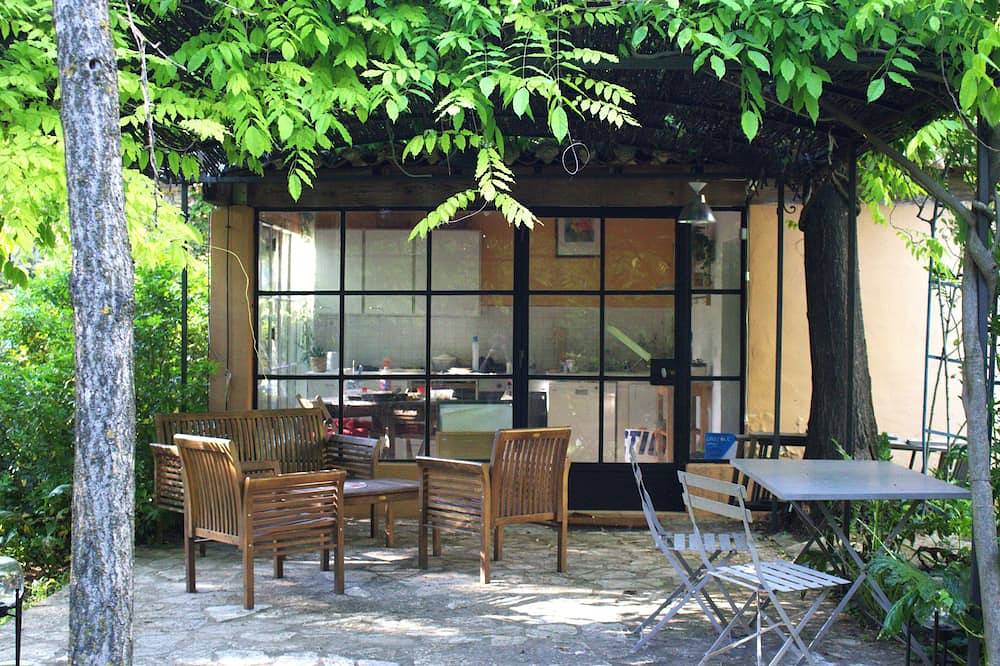 Orangerie au pied d'un château in Vallabrix, Région de Nîmes
