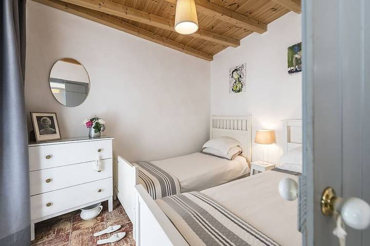 Gîte pour 6 personnes, avec jardin ainsi que terrasse et piscine