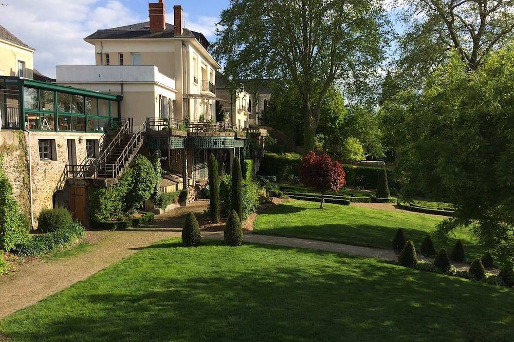 Maison spacieuse, lumineuse au bord de l'eau, Jardin privatisé, 1h15 de Nantes in Seiches-sur-le-Loir, Région d'Angers