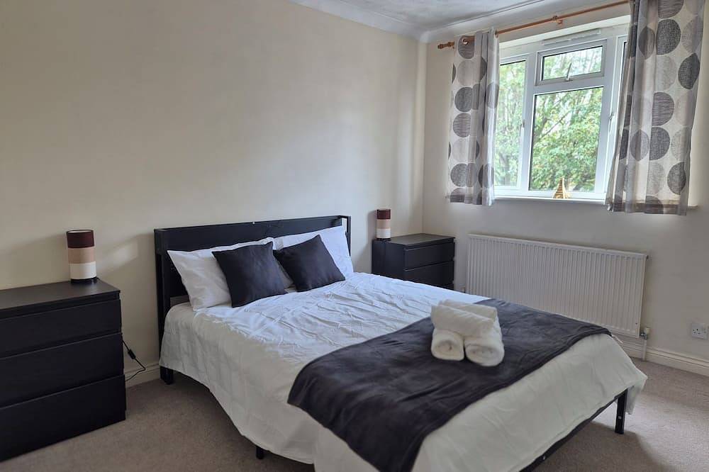 3 Bedroom House with 2 bathrooms, large lounge and a sunny conservatory in Aylesbury, Chiltern Hills