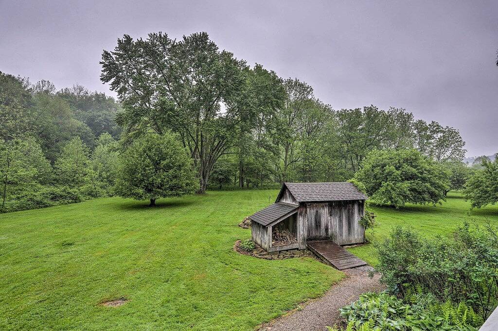 Timeless Winesburg Farmhouse w/ Deck in Holmes County