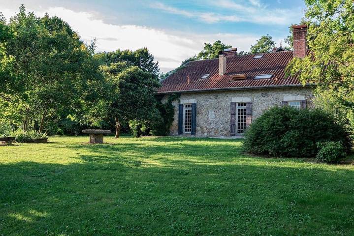 Location de vacances pour 18 personnes, avec Terrasse et Jardin à Clermont