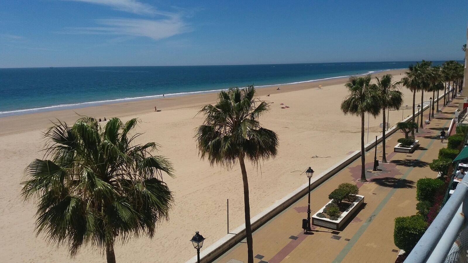 Apartamento inteiro, Apartamento 'En Primera Linea' com Vista Mar, Jardim Partilhado e Wi-Fi in Playa de la Costilla (Rota), Rota