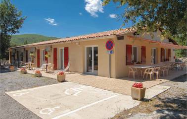 Gîte pour 14 personnes, avec terrasse à Courry