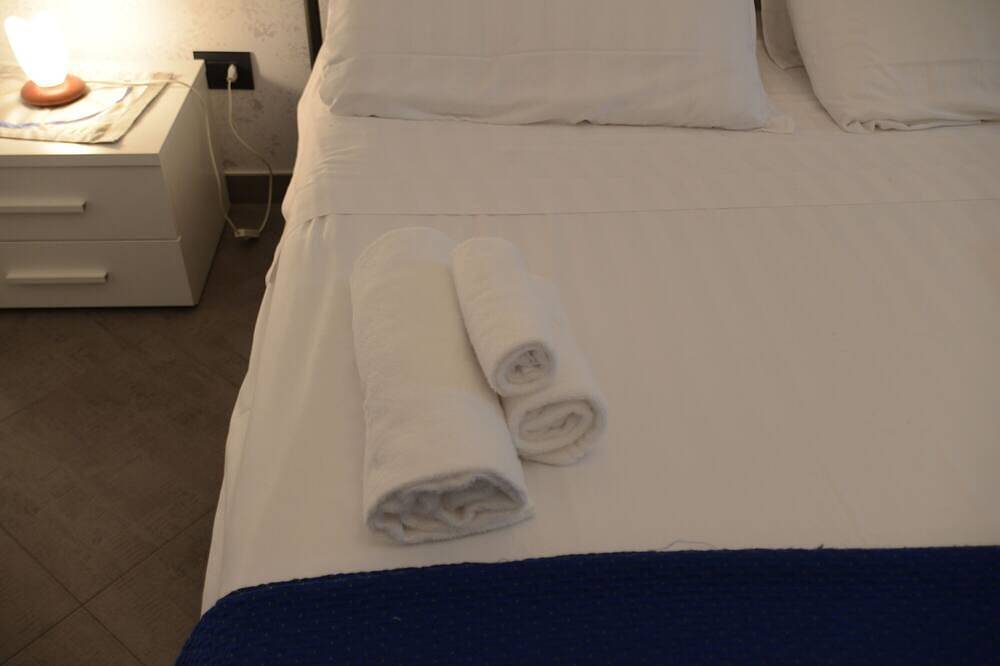 Apartamento entero, Habitación 'Camera Maestrale vista mar parcial' con Vista al Mar, Wi-Fi y Aire Acondicionado in Cetara, Costa Amalfitana