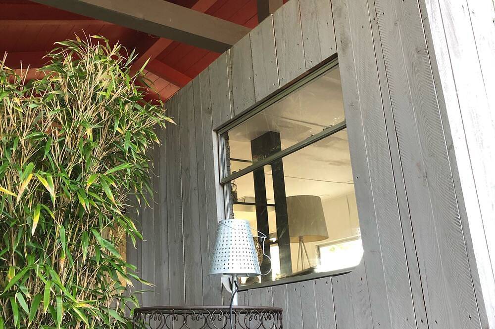 Zen cabin in the bush in Bonifacio, Arrondissement de Sartène