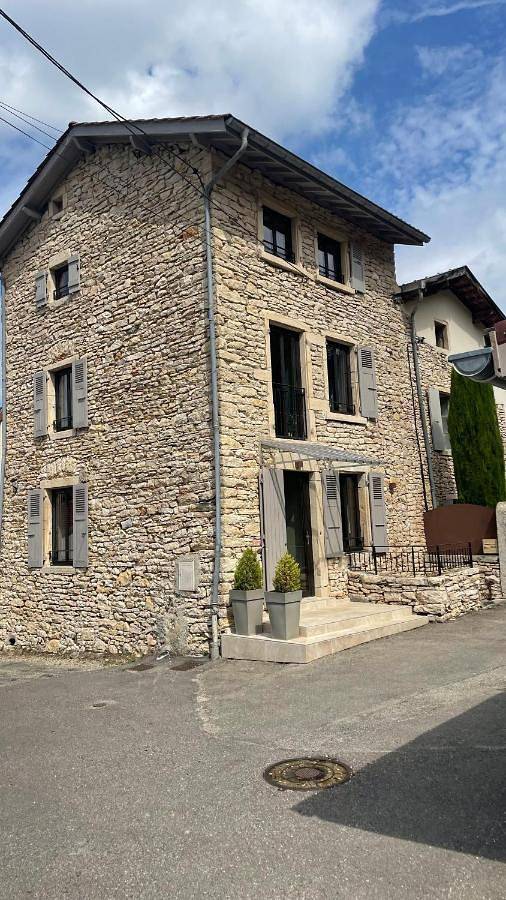 Three-Bedroom House in L'Isle-d'Abeau, Région de La Tour-du-Pin