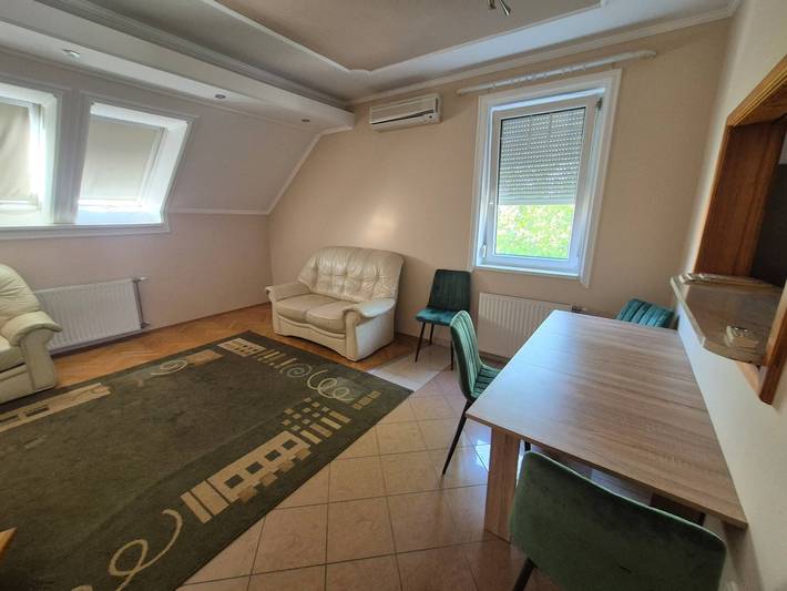 Ganze Wohnung, Mathias, ein geräumiges Apartment mit 2 Schlafzimmern, 2 Bädern und privatem Parkplatz in Ketschkemet, Kecskeméti járás