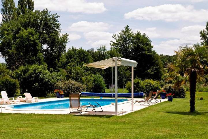 Gîte pour 4 personnes, avec jardin ainsi que terrasse et piscine à Roquecor - 4