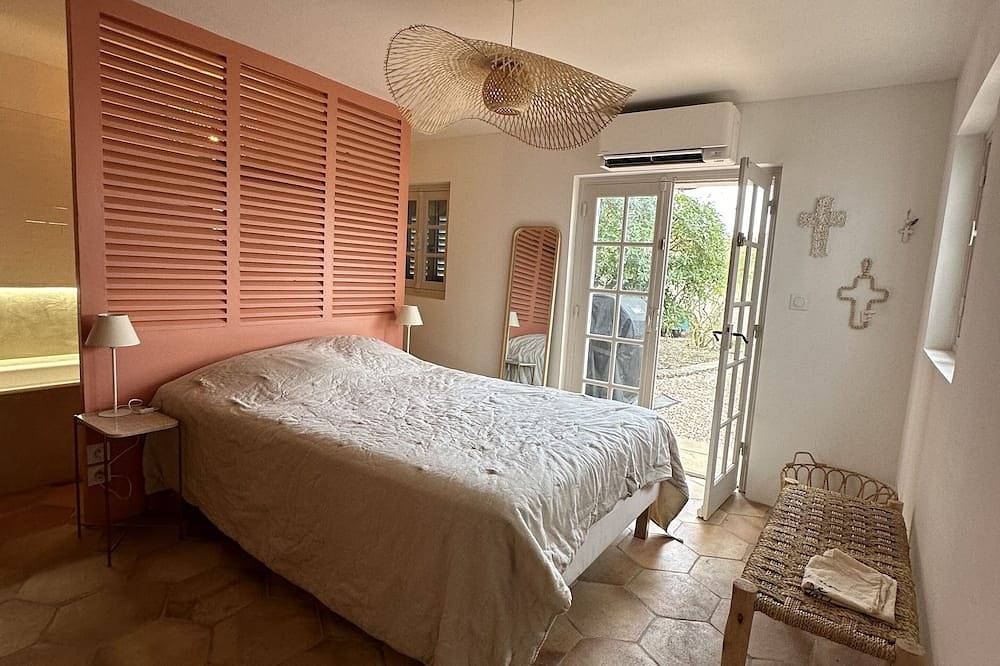 House with swimming pool in the heart of the village on the island of Porquerolles in Hyeres, Porquerolles