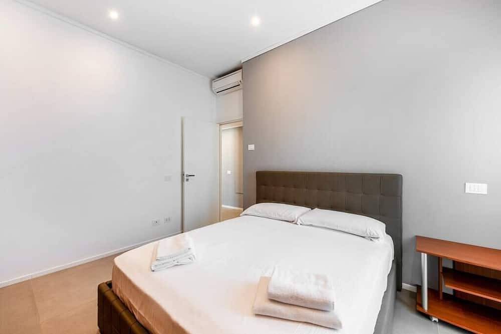 Entire apartment, Wonderful Penthouse with terrace a few steps from the Duomo in Milan, Milan Province