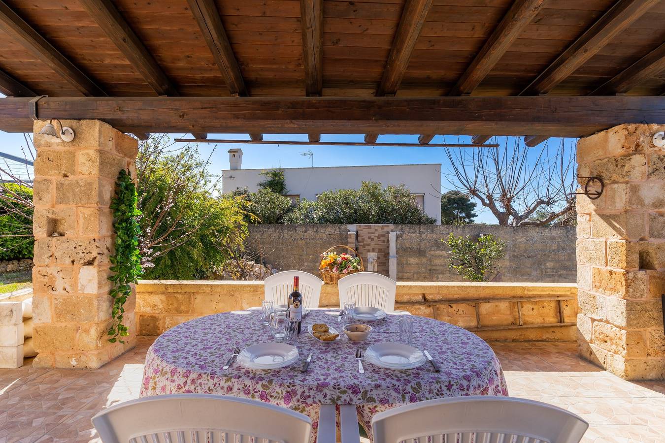 Appartamento intero, Appartamento 'Aurora's' con terrazza privata, giardino privato e aria condizionata in Racale, Golfo di Taranto