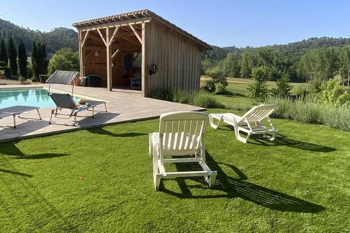 Gîte pour 2 personnes, avec jardin et piscine