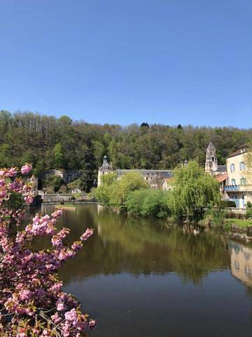 Location de vacances pour 4 personnes, avec jardin ainsi que vue et piscine à Saint-Front-la-Rivière - 2
