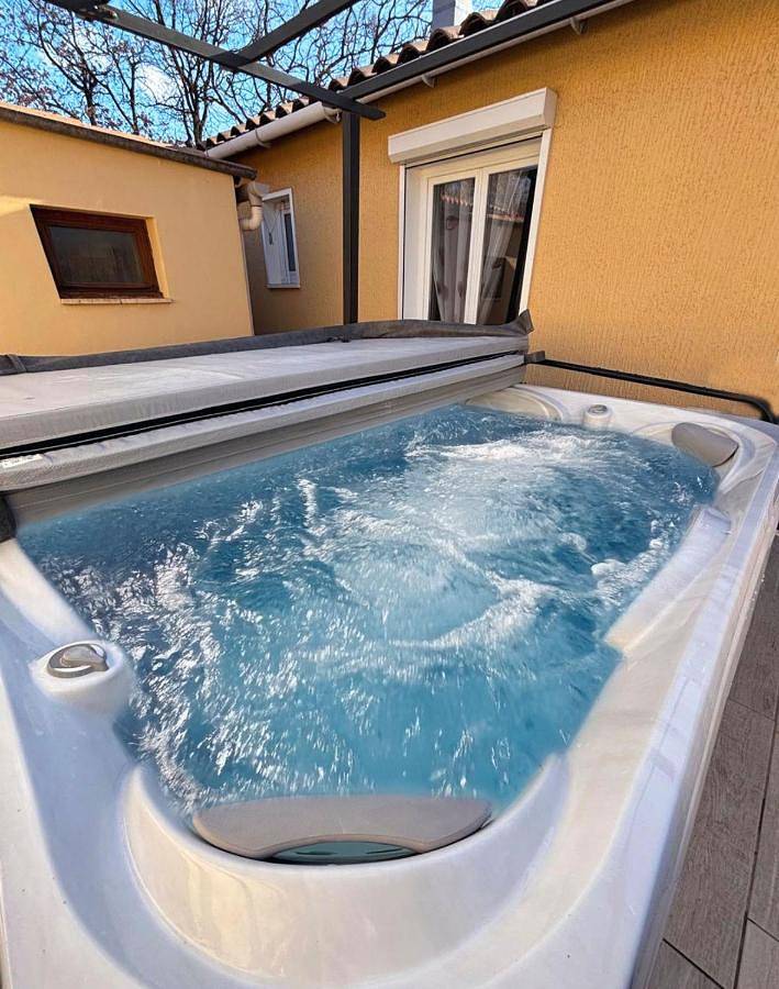 Location de vacances pour 7 personnes, avec jacuzzi ainsi que jardin et piscine, adapté aux familles à Sauzet - 4