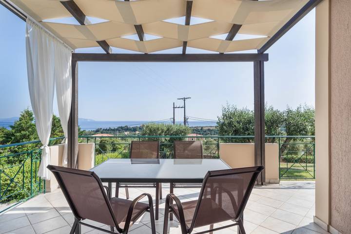 Villa for 4 people, with garden and children pool, with pets in Greece