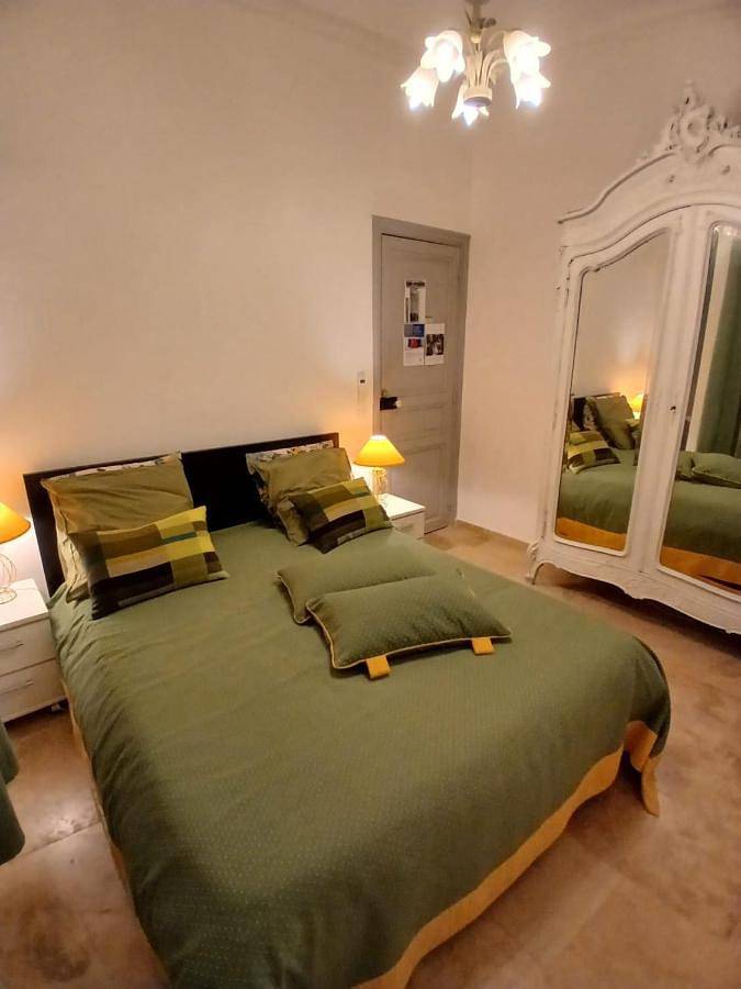 Location de vacances pour 2 personnes, avec piscine ainsi que vue et jardin à Pierrefeu-du-Var - 2