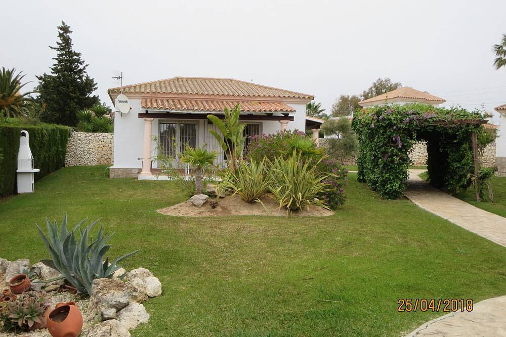 Comfortable holiday home Aura Maris in a quiet, beautiful garden in Conil de la Frontera, Costa de la Luz