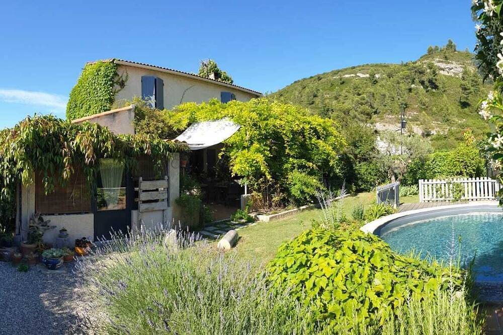 Provencal villa with pool and lovely view! in Boulbon, Arles und Umgebung