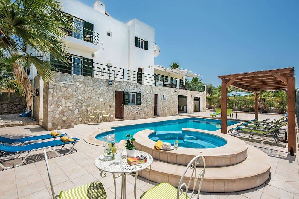 Villa with Heated Pool, Tennis Court, Jacuzzi, Games Room, Wifi and Ac in Moncarapacho, Parque Natural da Ria Formosa