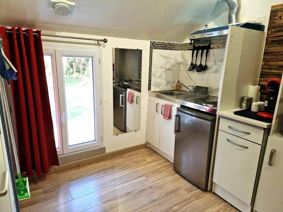 Appartement entier, 10 - Joli studio avec deux lits, un lit double et un lit simple, logement tout équipé pour 1, 2 ou 3 personnes maximum, vue sur parc arboré, parking privatif gratuit, grand fourgon possible, tout le linge de maison est fourni in Razac-sur-l'Isle, Périgord Blanc