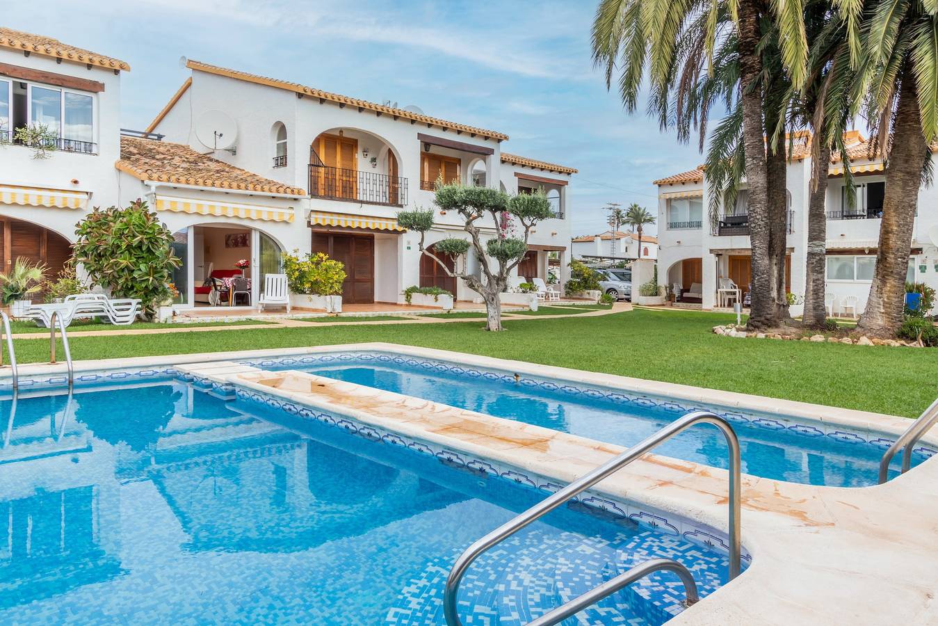 Apartamento entero, "Well-equipped 1 Bed Bungalow" con vistas a la montaña, piscina, Wi-Fi y terraza in Las Marinas, Dénia