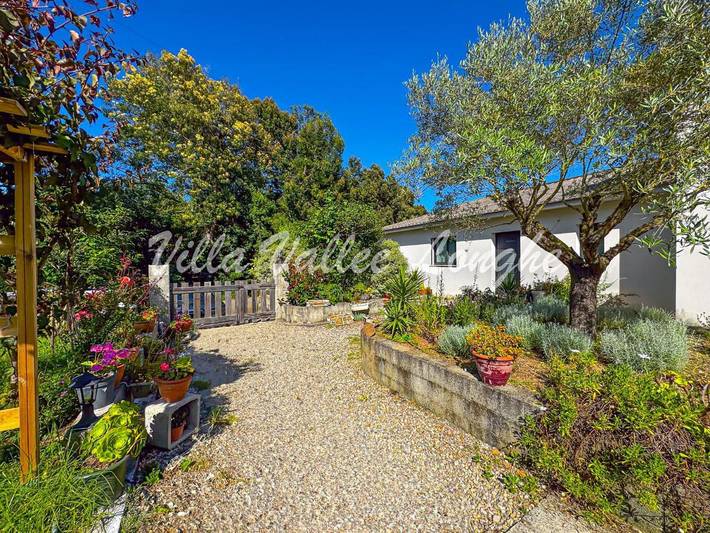 Location de vacances pour 6 personnes, avec jardin ainsi que piscine et vue à Talasani