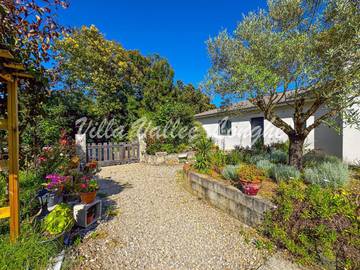 Location de vacances pour 6 personnes, avec vue ainsi que jardin et piscine à Talasani