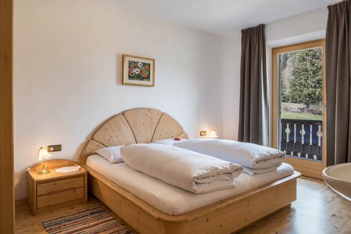 Ganze Wohnung, Ferienwohnung 'Adlerhorst Blaumeise' mit Balkon, Gemeinschaftsgarten und WLAN in Kuppelwies, Ulten
