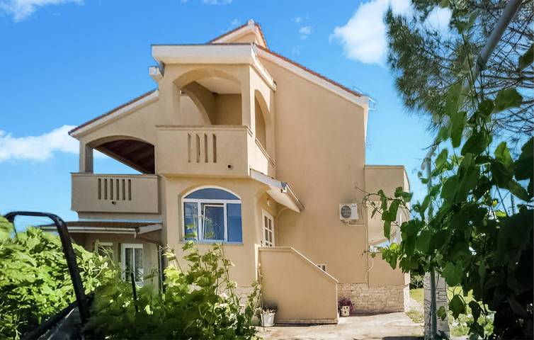 Ferienhaus für 14 Personen, mit Garten und Pool sowie Terrasse, mit Haustier