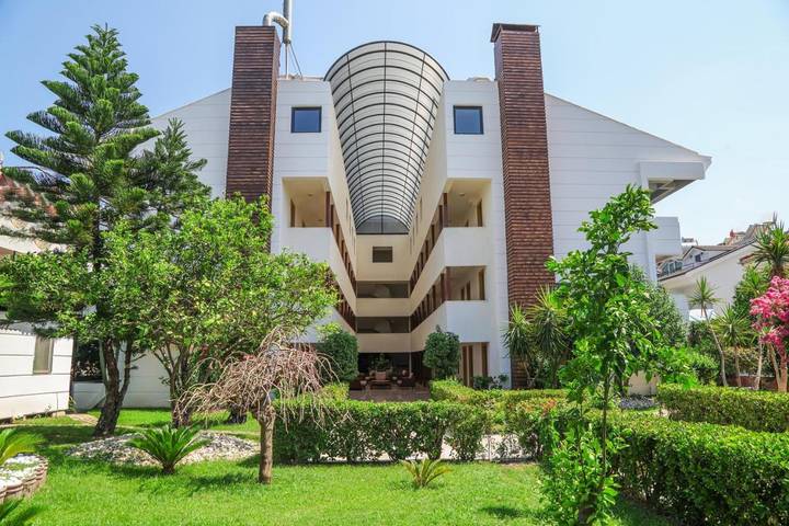 Hotel para 2 personas, con piscina además de vistas y jardín - 1