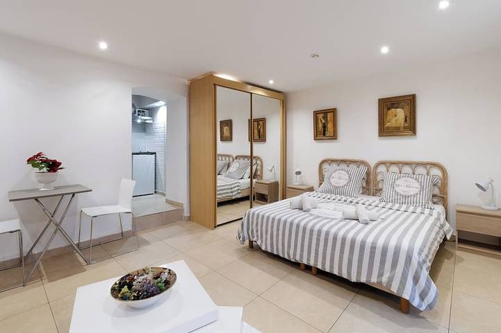 Appartement de vacances pour 3 personnes, avec Balcon ainsi que Jardin et Piscine à Nice - 2
