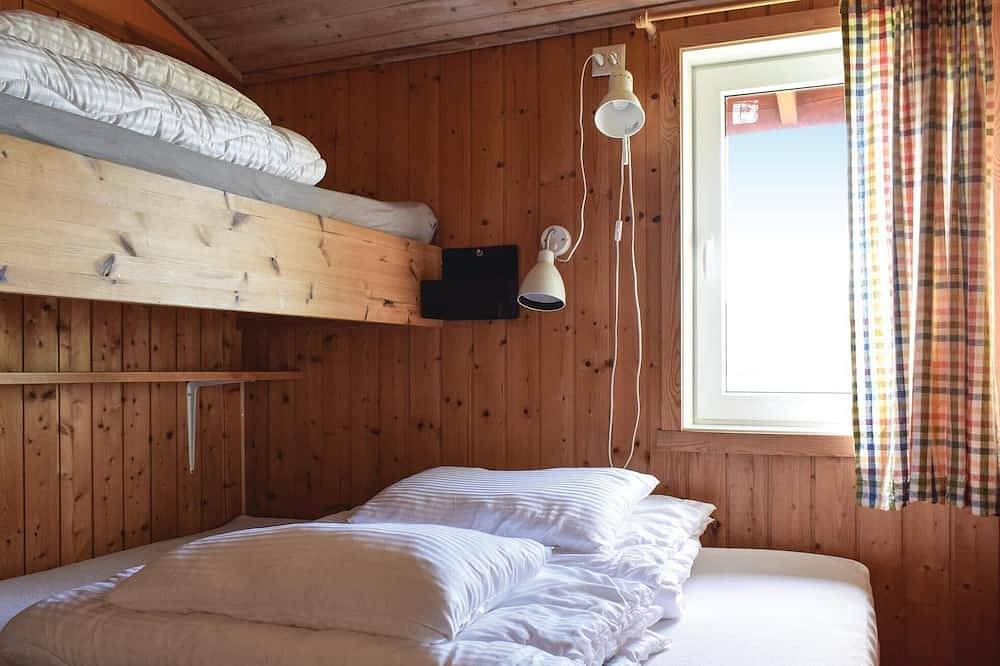Beautiful home in Sandvoll with house sea view in Hardangerfjord