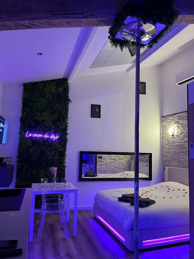 Gîte pour 2 personnes, avec jardin ainsi que terrasse et jacuzzi à Montaigut-sur-Save