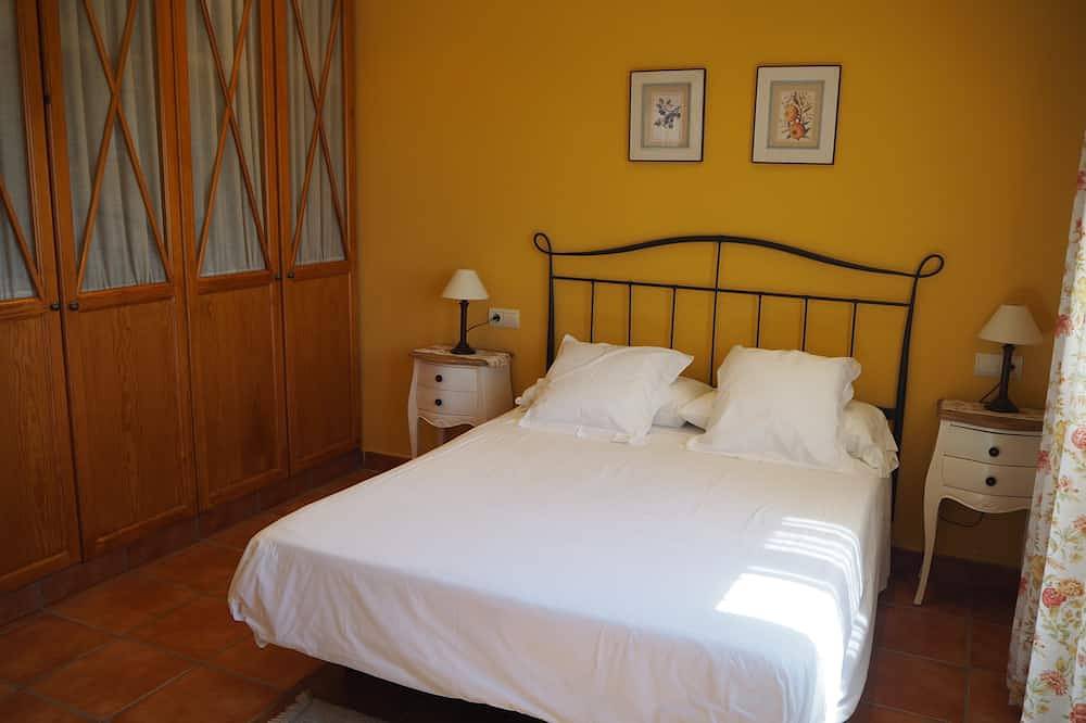 Casa Rural con jardín vallado y pista tenis, basquet. ideal familias. in Tierras del Ebro, Provincia de Tarragona