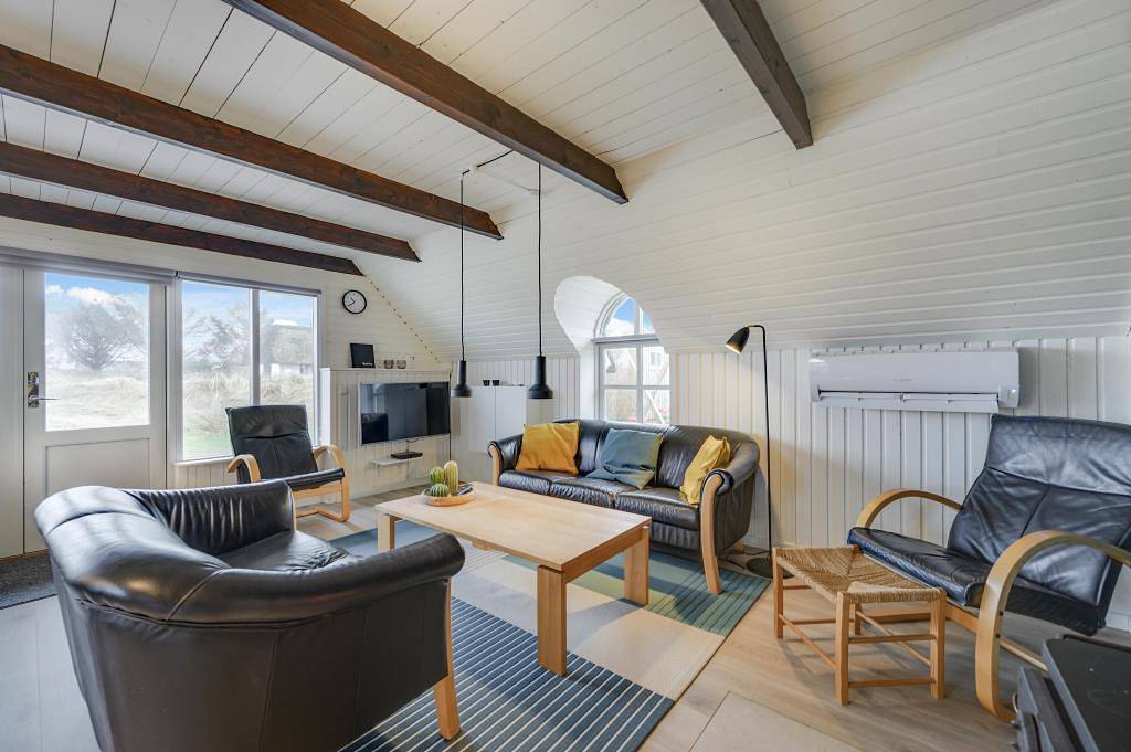 Skønt stråtækt sommerhus tæt på stranden in Nørre Lyngvig, Hvide Sande