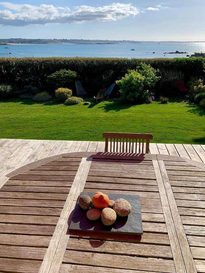 Maison les pieds dans l'eau avec vue mer et accès plage in Kerlouan, Région de Brest